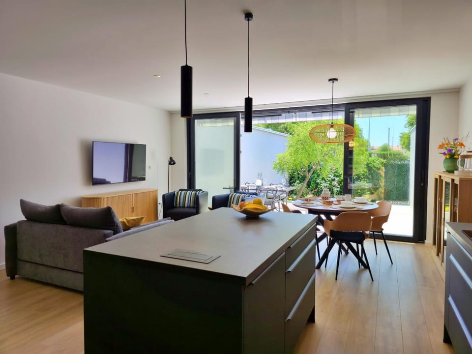 Living room, Dining area