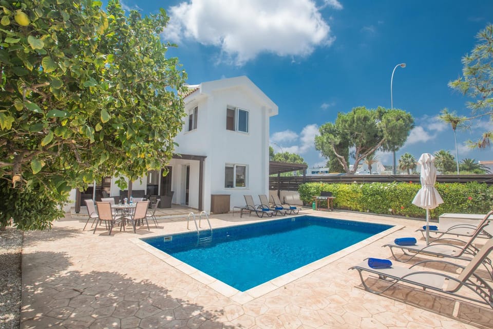 Property building, Garden, Swimming pool