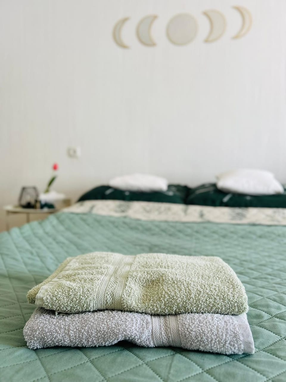 Bed, Photo of the whole room, Bedroom, towels