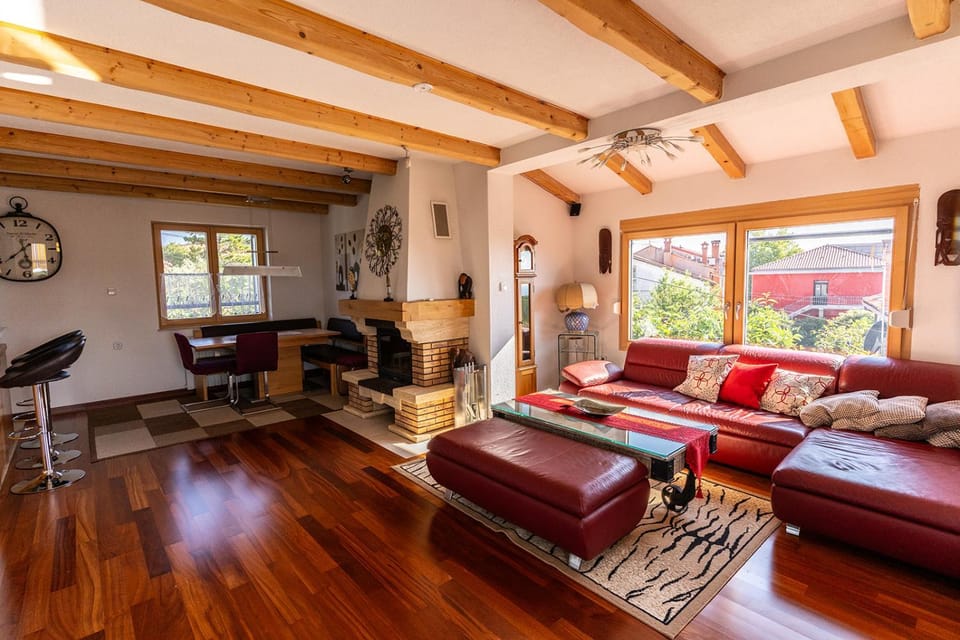 Living room, Seating area, Dining area, fireplace