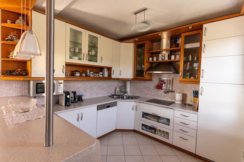 Coffee/tea facilities, Kitchen or kitchenette, dishwasher, stove, kitchen, kitchen