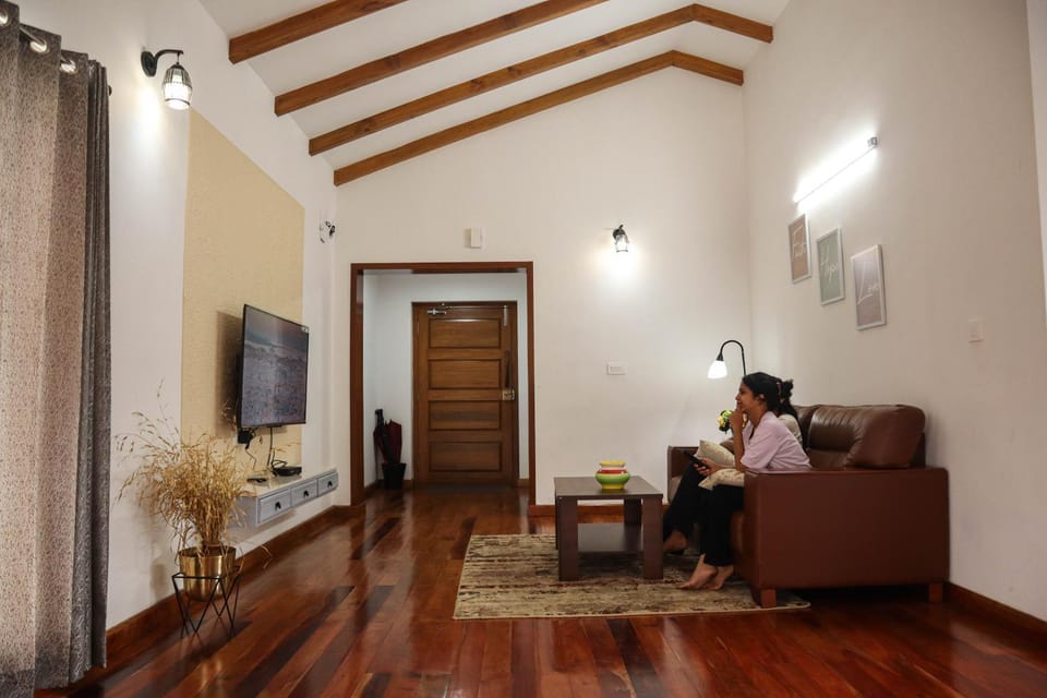 Communal lounge/ TV room, People, TV and multimedia, Living room, Seating area, Evening entertainment, group of guests