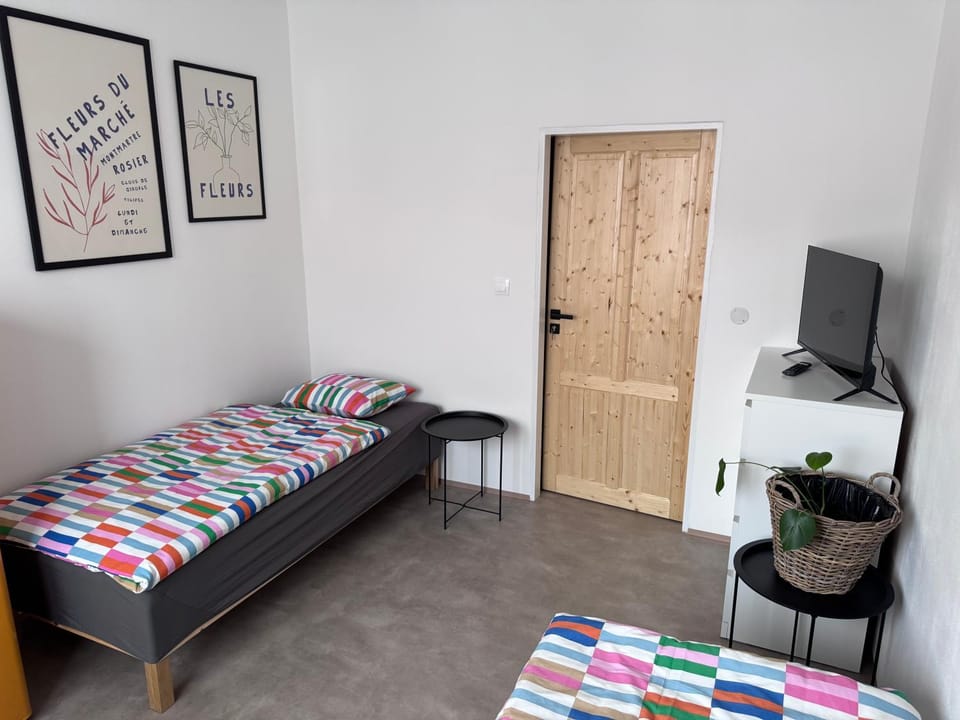 Bed, TV and multimedia, Bedroom