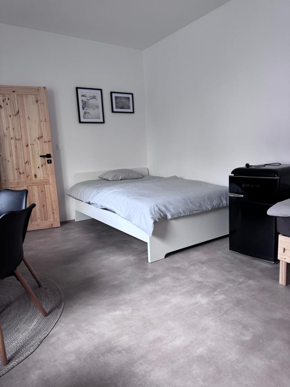 Bed, Seating area, Bedroom