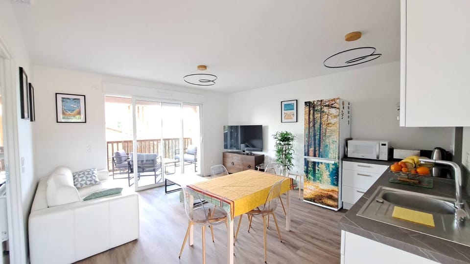 TV and multimedia, Kitchen or kitchenette, Living room, Dining area, stove