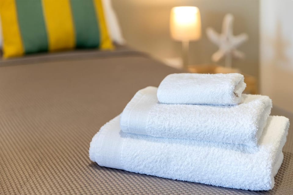 Bed, Bedroom, towels