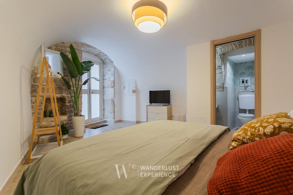 Bed, TV and multimedia, Bedroom