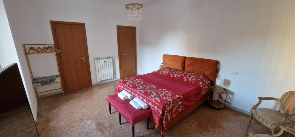 Bed, Photo of the whole room, Dining area, Bedroom, heating, towels, wardrobe