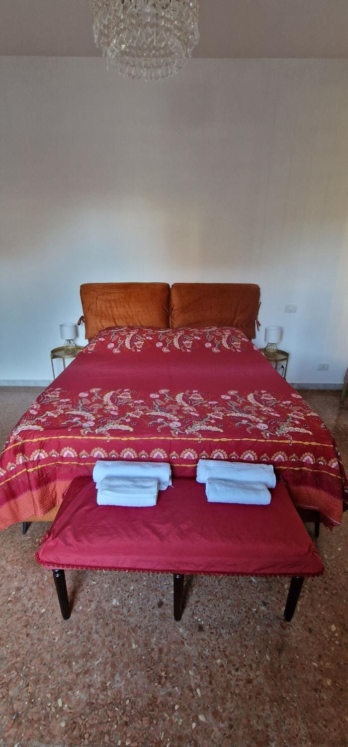Bed, Bedroom, towels