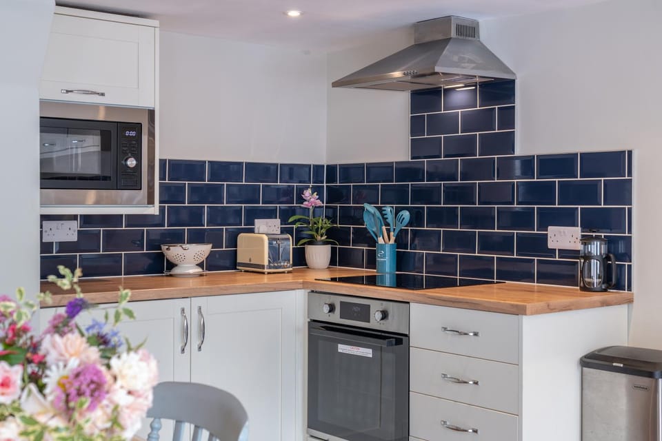 Coffee/tea facilities, Kitchen or kitchenette, dishwasher, oven, stove, toaster