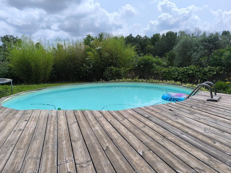 Swimming pool, sunbed