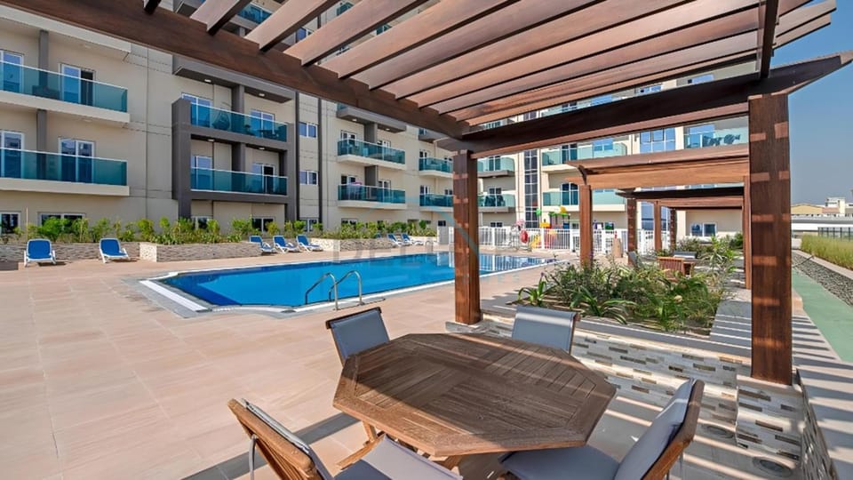 Swimming pool, sunbed
