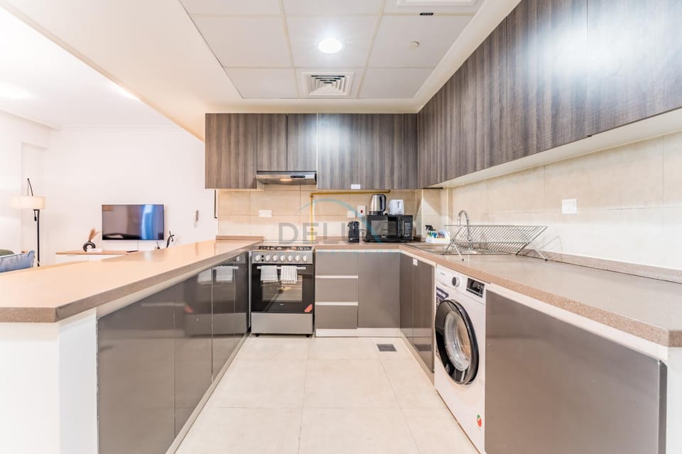 Kitchen or kitchenette, stove, toaster, washing machine