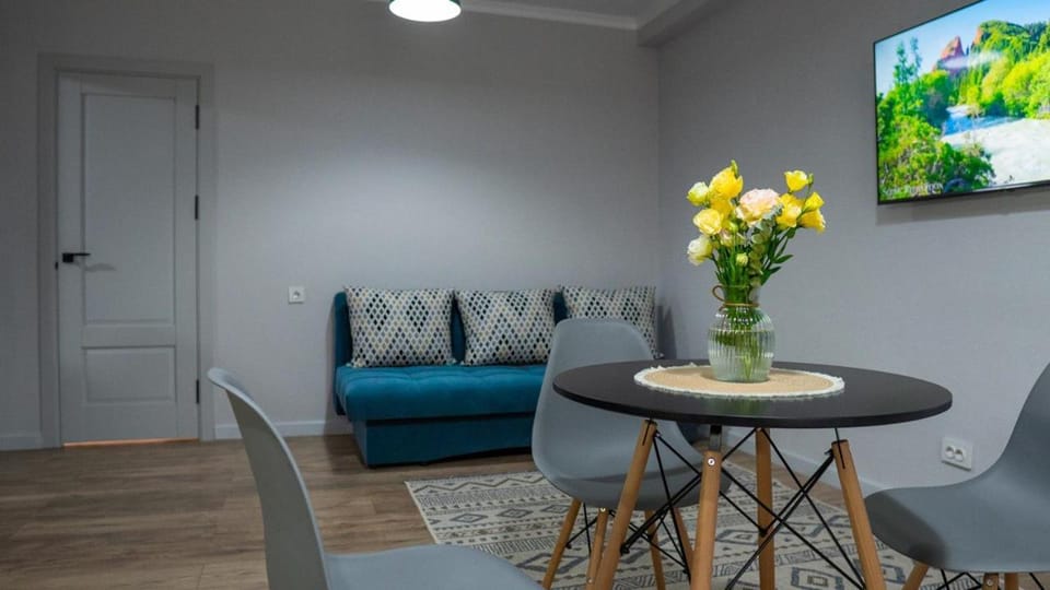 TV and multimedia, Living room, Seating area, Dining area