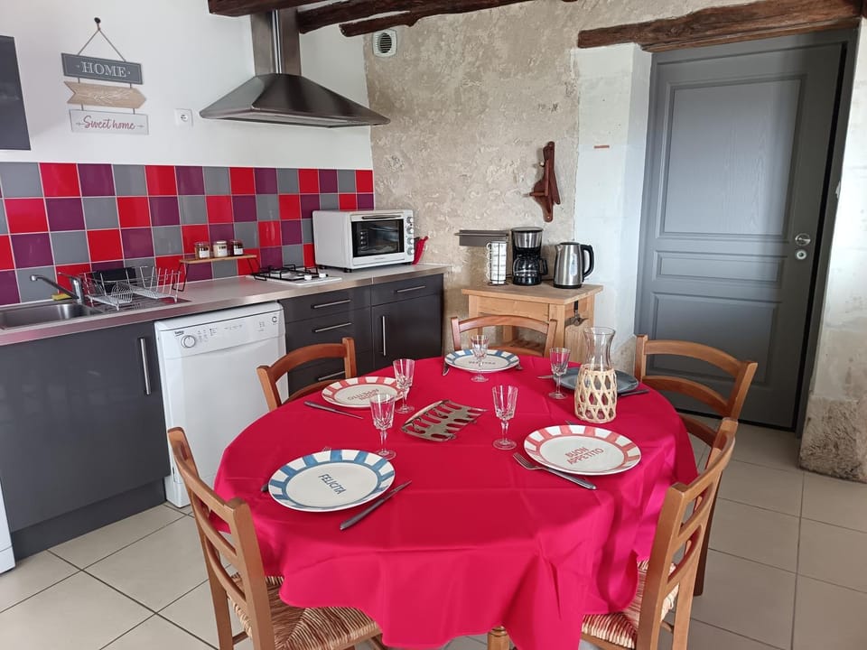Coffee/tea facilities, Kitchen or kitchenette, oven, stove, toaster