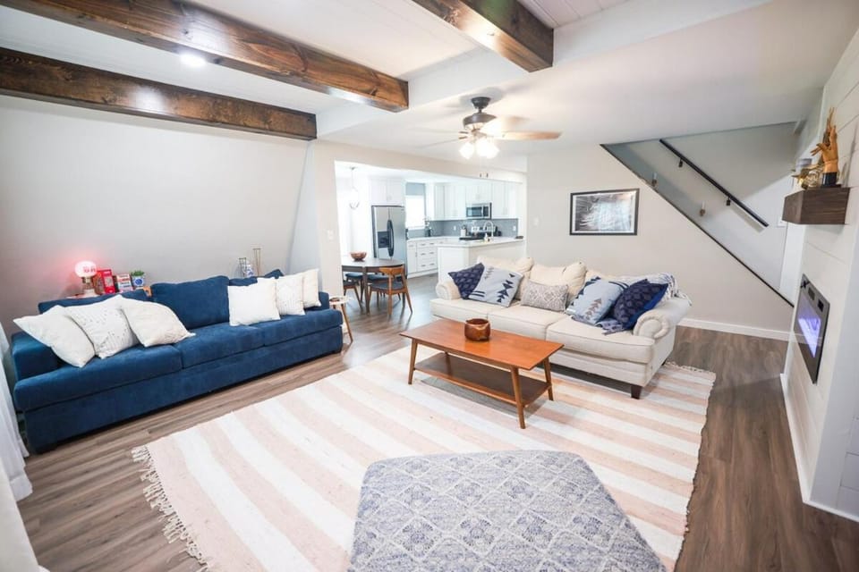 Bed, Kitchen or kitchenette, Living room, Photo of the whole room, Seating area