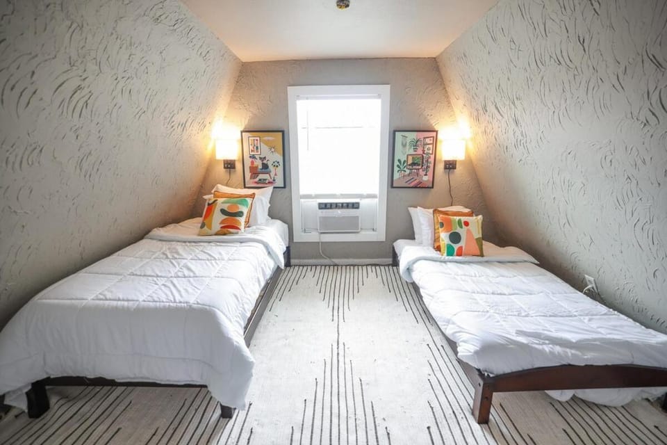 Bed, Photo of the whole room, Bedroom, air conditioner