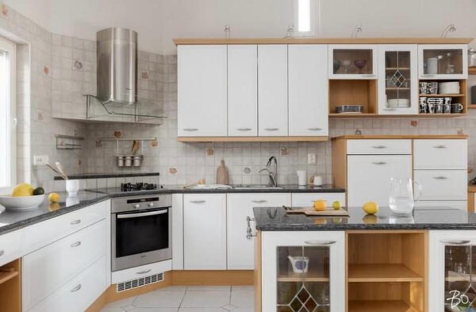 Coffee/tea facilities, Kitchen or kitchenette, dishwasher, stove