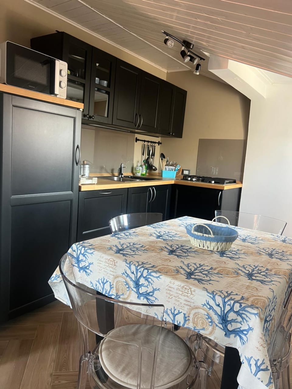 Kitchen or kitchenette, Dining area, microwave