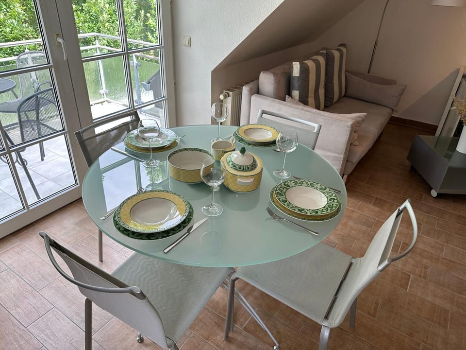 Food and drinks, Seating area, Dining area, Food