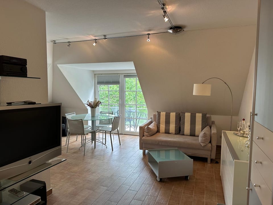 TV and multimedia, Living room, Seating area, Dining area