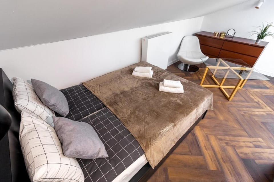 Bed, Living room, Photo of the whole room, Seating area, Bedroom, towels