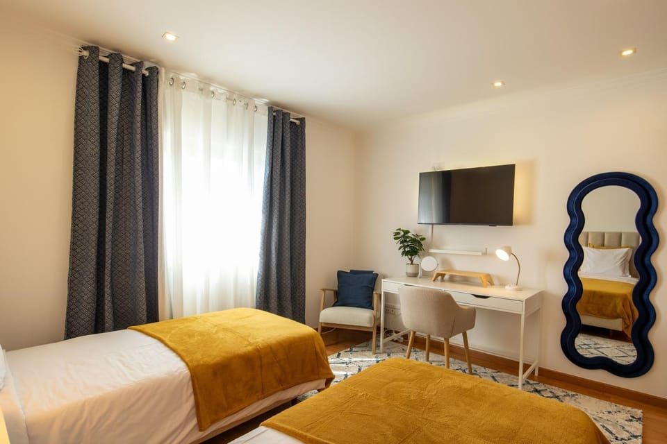 Bed, TV and multimedia, Bedroom