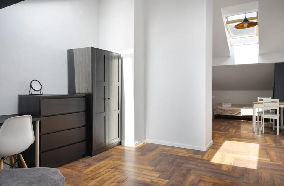 Bed, Kitchen or kitchenette, Living room, Photo of the whole room, Seating area, Dining area, Bedroom, hair dresser, wardrobe