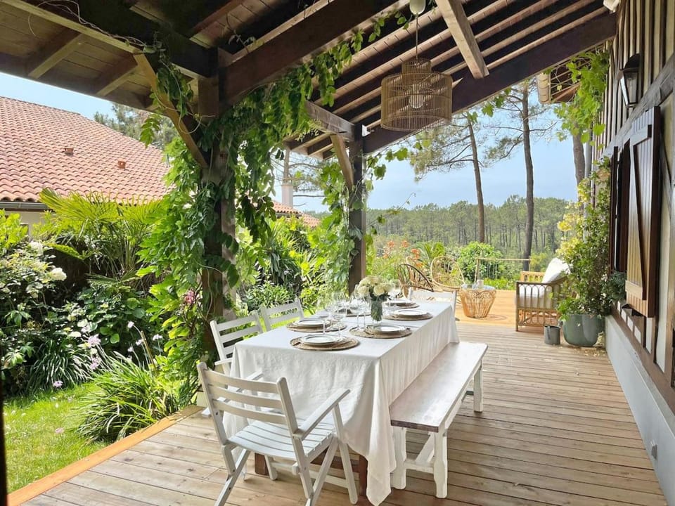 Villa Hau'Oli, 4 chambres, spacieuse, piscine privée, grand jardin fleuri vue golf et 8min à pied de la plage Villa in Moliets-et-Maa