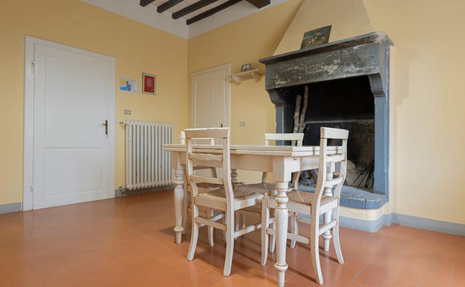 Kitchen or kitchenette, Living room, Seating area, Dining area, fireplace