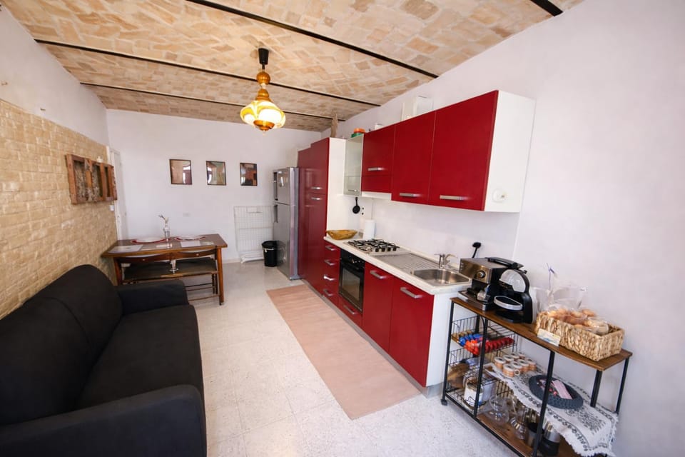 Coffee/tea facilities, Kitchen or kitchenette, Dining area, oven, stove, toaster
