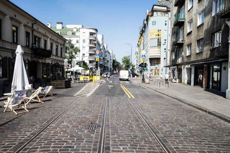 Day, Neighbourhood, City view, Street view, Location, Parking