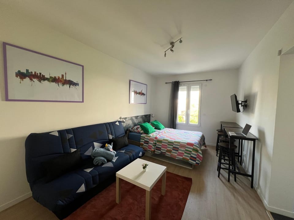 Studio Jozy I confort et jardin en ville I Futuroscope Apartment in Nouvelle-Aquitaine