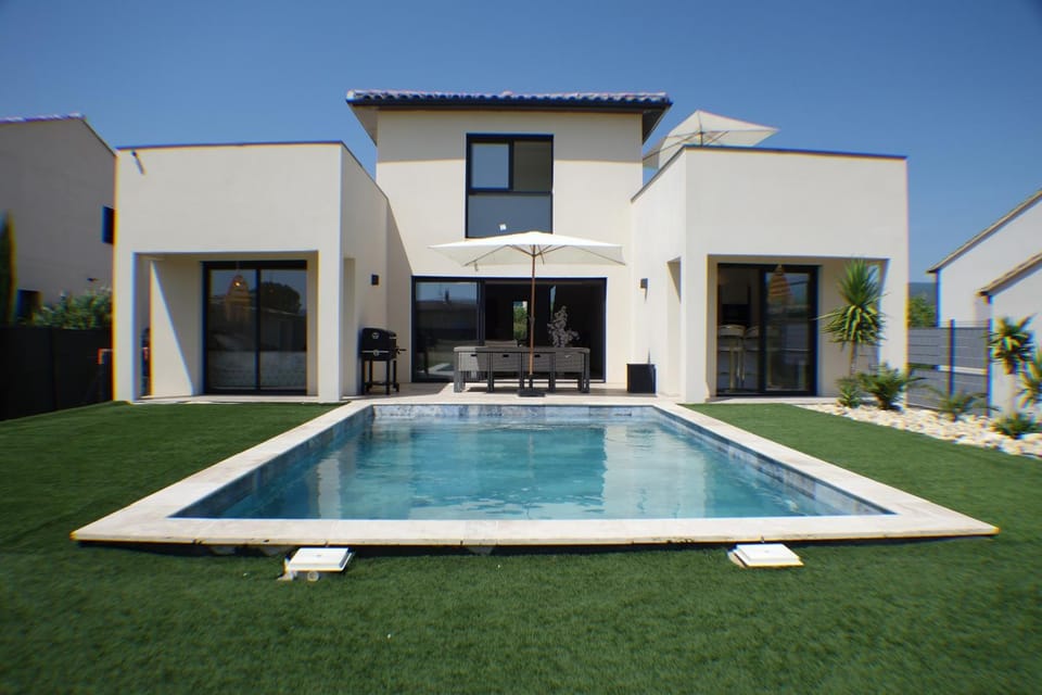 Property building, Garden, Swimming pool, Swimming pool