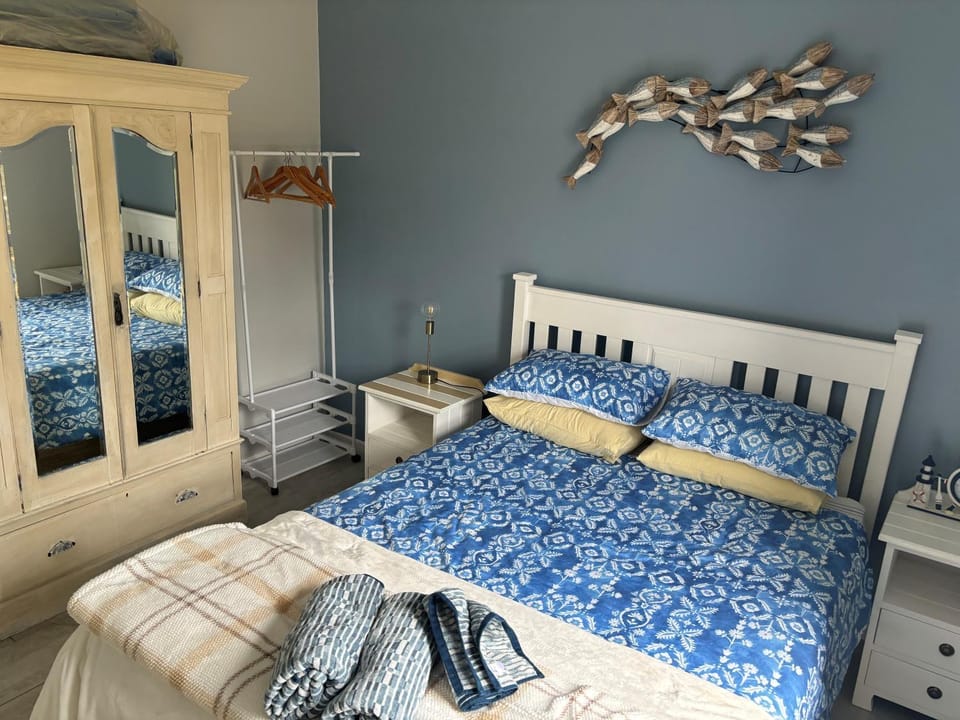 Bed, Photo of the whole room, Bedroom, wardrobe