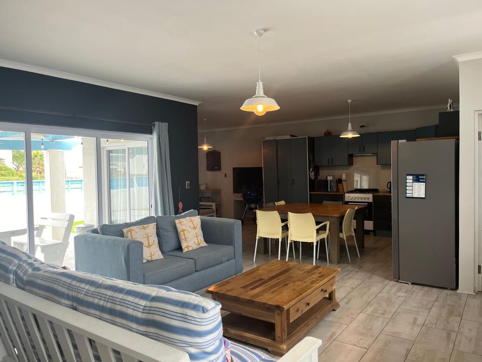 Kitchen or kitchenette, Living room, Seating area, Dining area, oven, stove