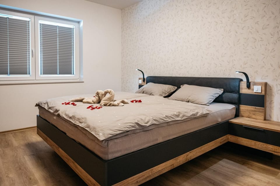 Bed, Photo of the whole room, Bedroom, towels