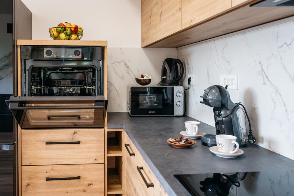 Coffee/tea facilities, Kitchen or kitchenette, microwave, oven, stove
