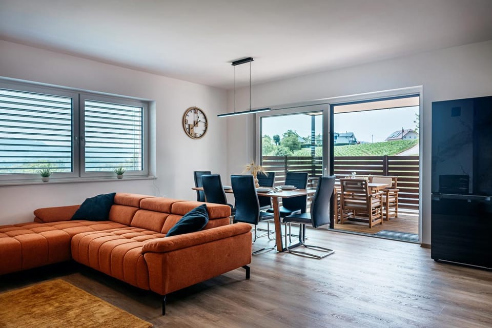 TV and multimedia, Living room, Seating area, Dining area