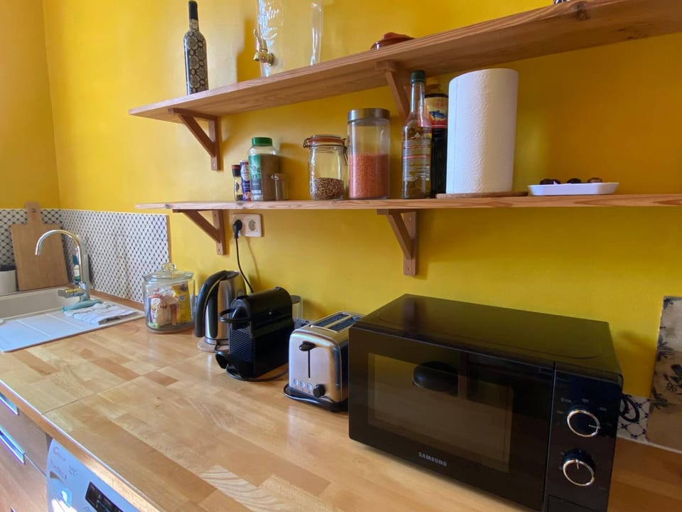 Coffee/tea facilities, microwave, toaster, kitchen