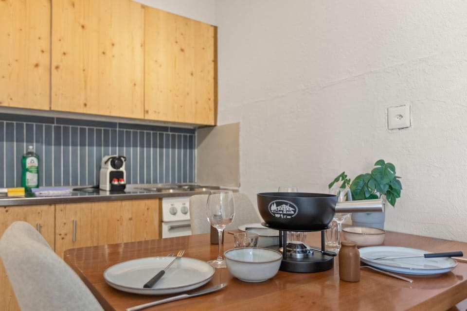 Coffee/tea facilities, Kitchen or kitchenette, Dining area, oven, toaster