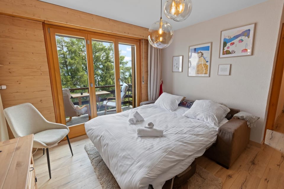 Bed, View (from property/room), Living room, Seating area, towels