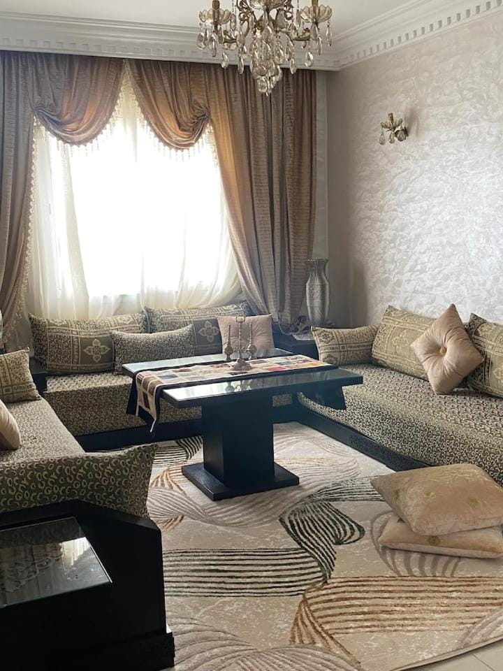 Appartement Spacieux & Moderne, 2 min Gare, 10 min Plage, Parking Gratuit Apartment in Casablanca