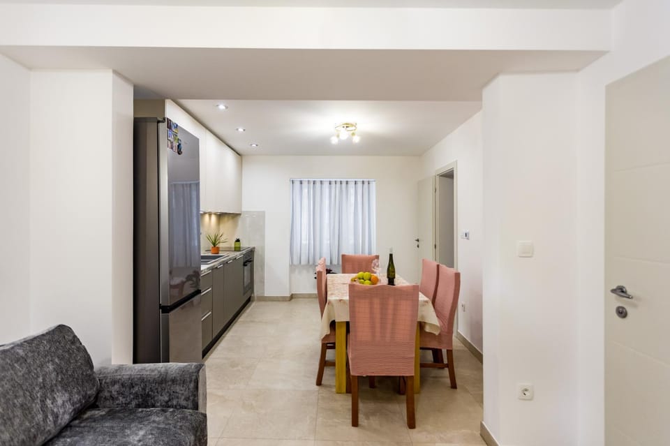 Seating area, Dining area, air conditioner