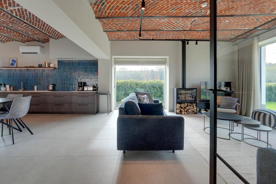 TV and multimedia, Kitchen or kitchenette, Living room, Seating area, Dining area