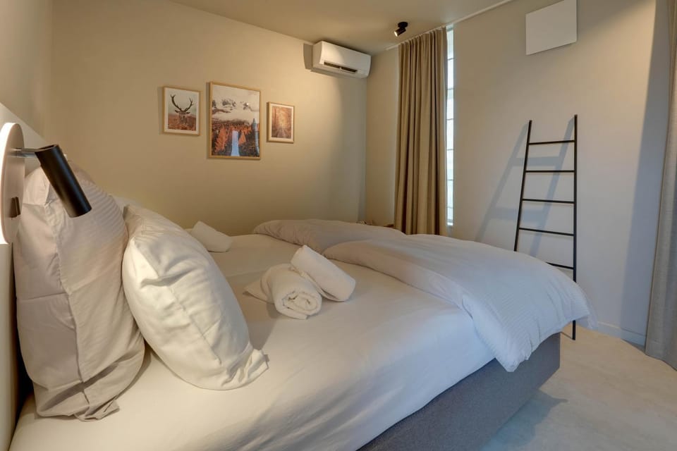 Bed, Photo of the whole room, Bedroom, air conditioner