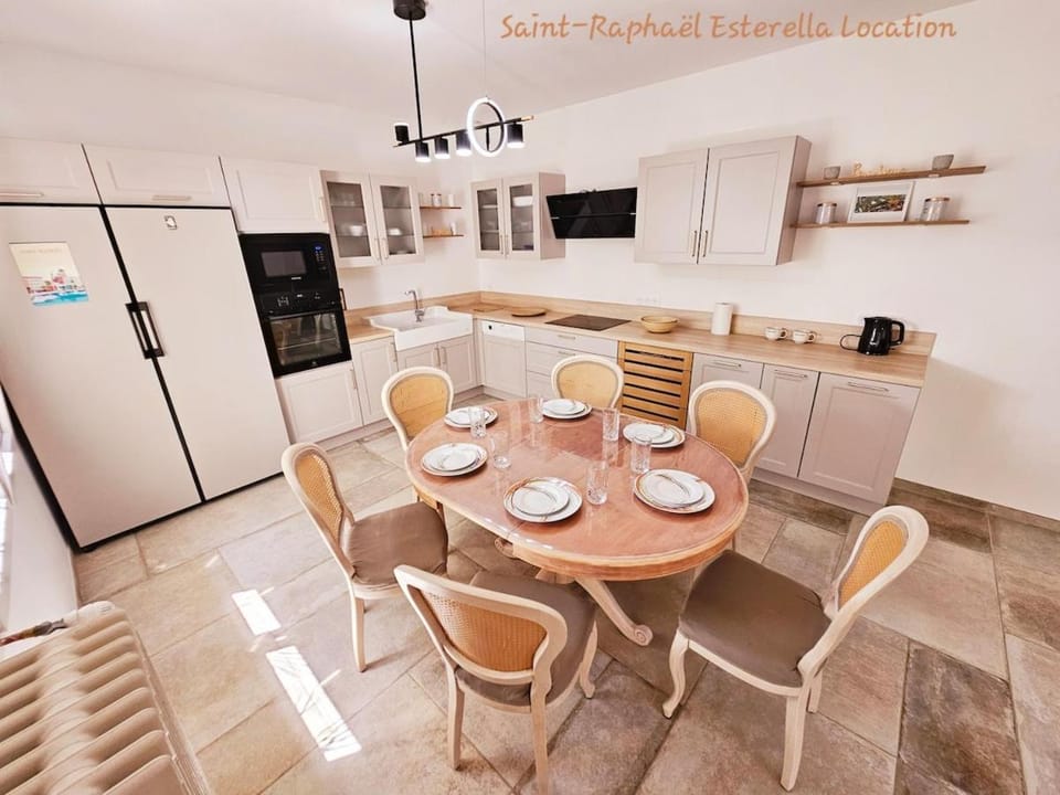 Coffee/tea facilities, Kitchen or kitchenette, Dining area, dishwasher, oven, stove