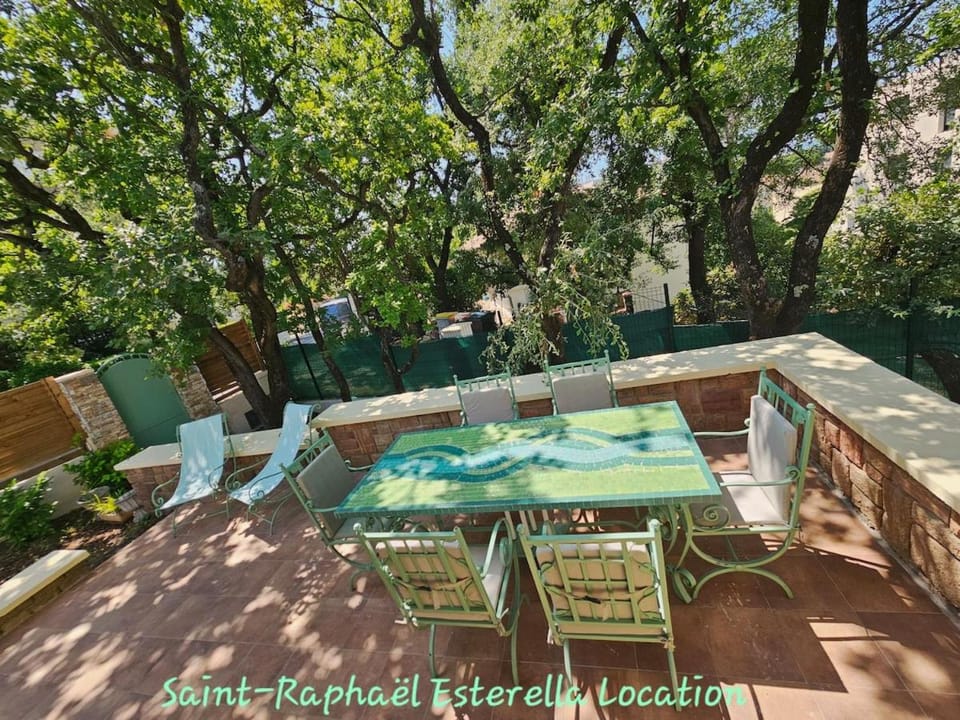 Patio, Dining area, Garden view