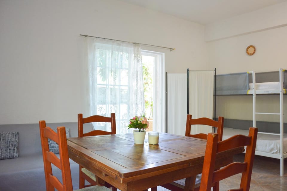 Bed, Kitchen or kitchenette, Living room, Seating area, Dining area