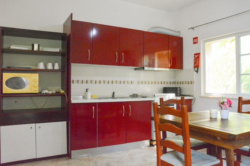 Kitchen or kitchenette, Dining area, stove